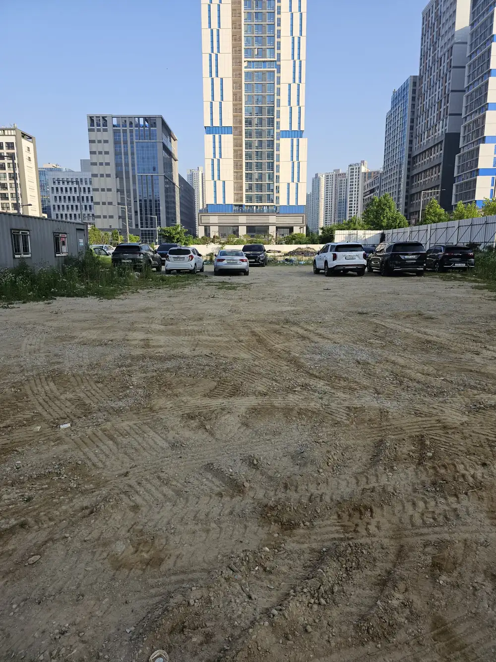 빈 공터를 자갈 주차장으로 새로 조성한 현장 시공 전