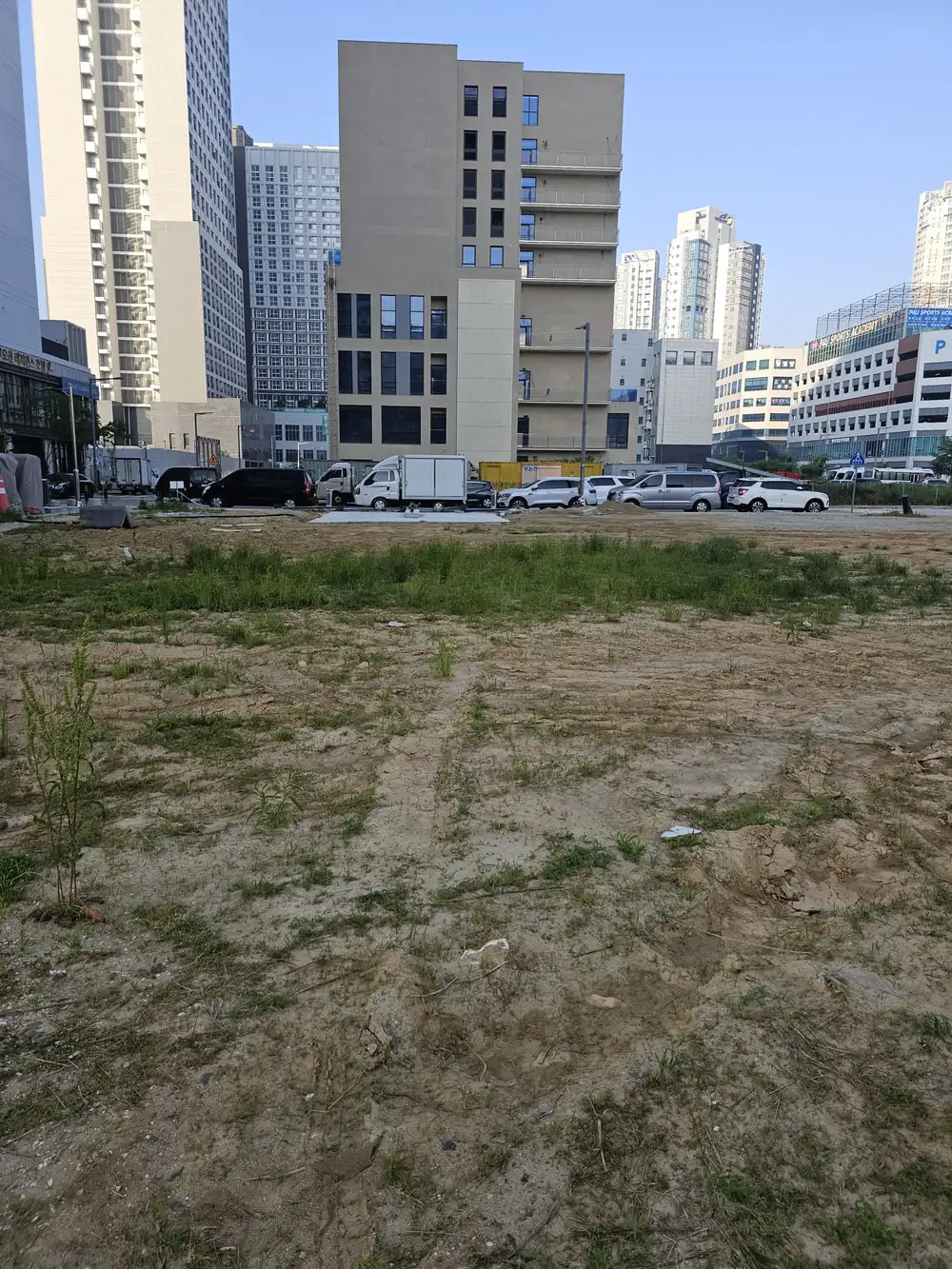 신도시 공터 주차장 경계석 철거 작업 중