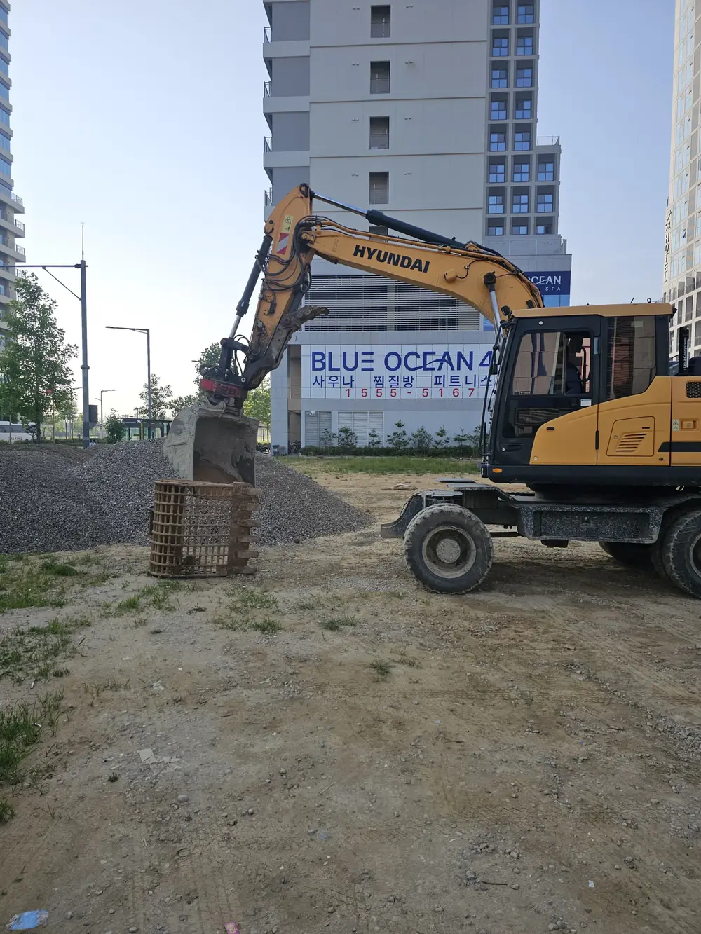 신도시 공터 배수관 매설 굴착 작업 진행 중