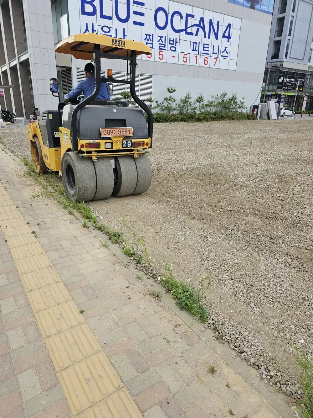 신도시 공터 자갈 다짐 롤러 작업 진행 중