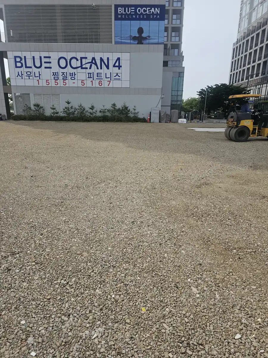 빈 공터를 자갈 주차장으로 새로 조성한 현장 시공 후