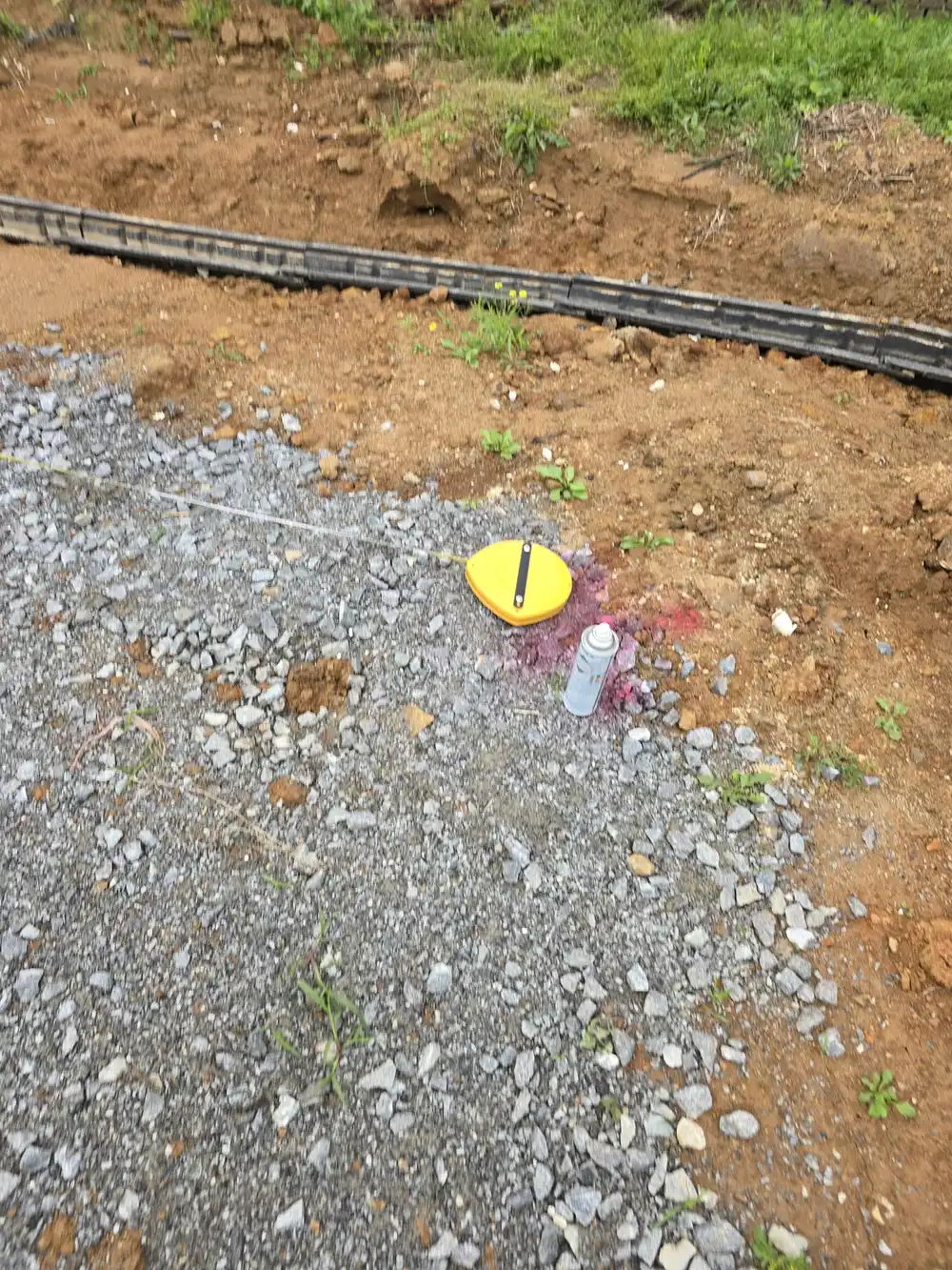 전원주택 마당 주차구획 기준점 스프레이 표시