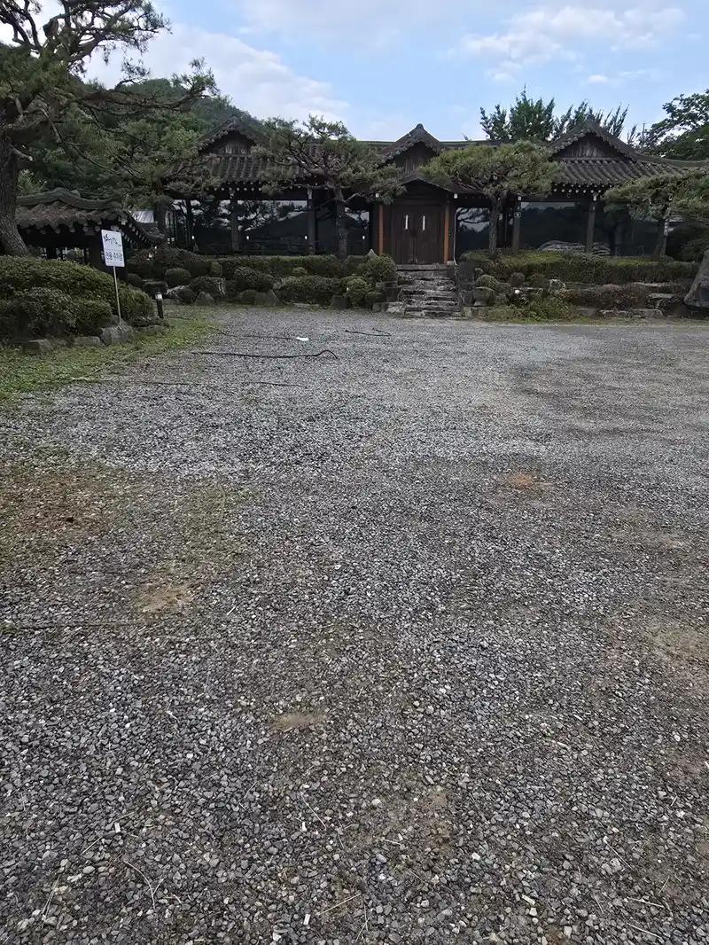 한옥카페 앞마당, 방문객 주차구획을 새로 표시한 현장 시공 전